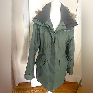 Helly Hansen winter coat. Green size medium..removable hood